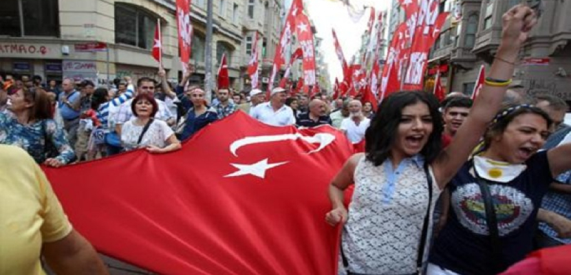 تظاهرات في عدة مدن تركية تطالب باستقالة أردوغان