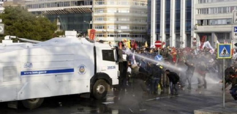 الشرطة تطلق الغاز المسيل للدموع لتفريق محتجين في اسطنبول