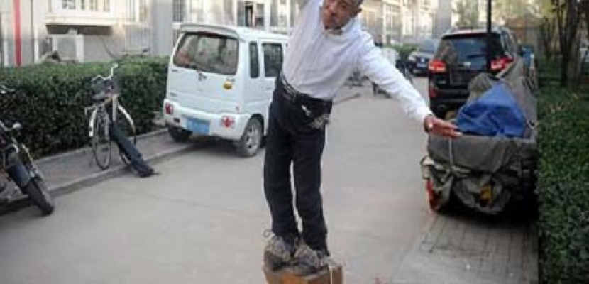صيني يسير بحذاء حديدي يزن 400 كيلو لعلاج ظهره