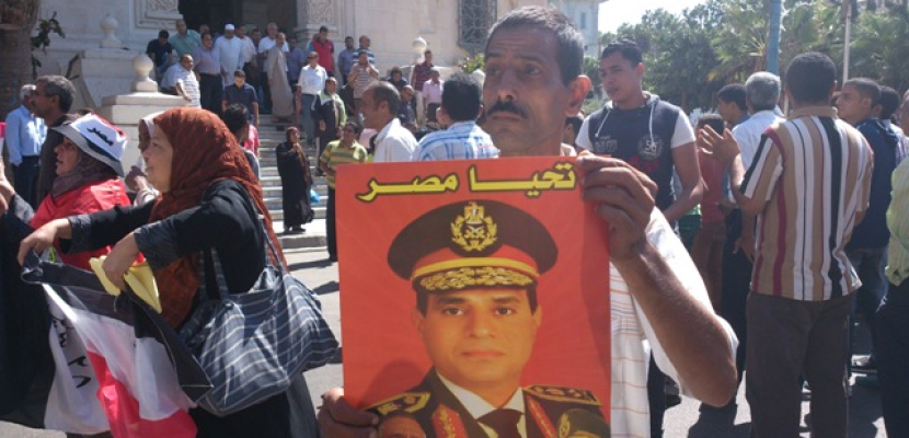 مؤيدون للجيش يمنعون أنصار الإخوان من دخول ساحة القائد إبراهيم