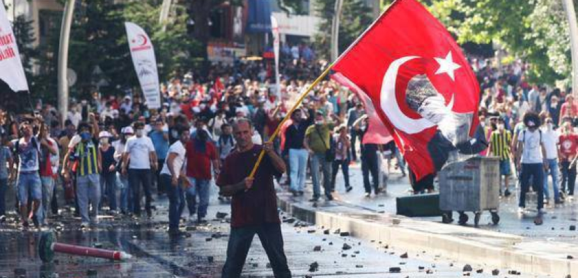 30 جريحا باشتباكات بين شرطة تركيا ومتظاهرين في الأناضول
