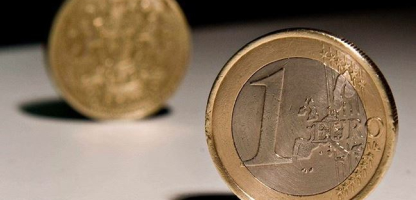 «اليورو» يتراجع.. ومكاسبه في 2013 الأفضل بين العملات الرئيسية