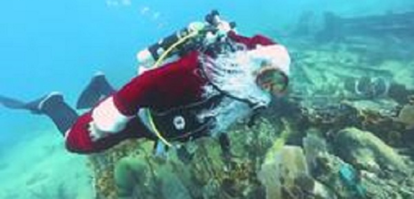 بابا نويل يحتفل بالكريسماس تحت الماء