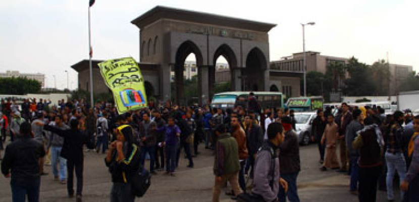 طلاب الازهر يواصلون تنظيم المظاهرات امام المبنى الادارى للجامعة
