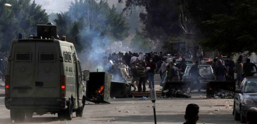 اشتباكات متقطعة بين طلاب الإخوان وقوات الأمن بجامعة الأزهر