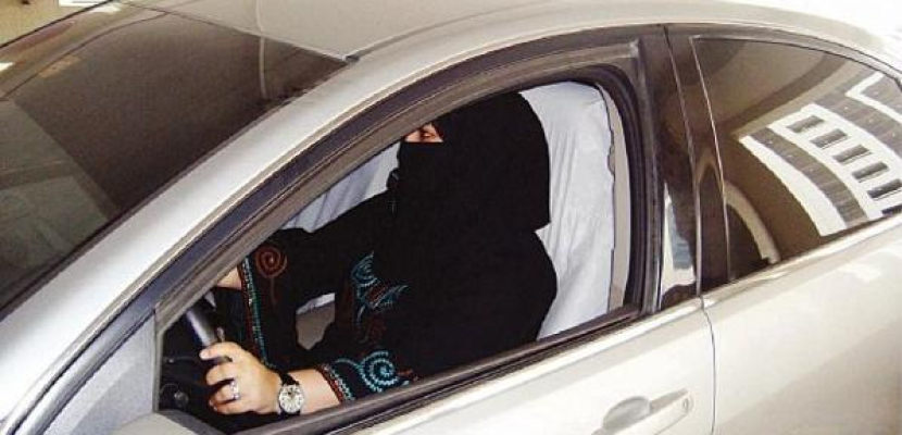 اعتقال سعوديتين تحديتا حظر قيادة السيارات