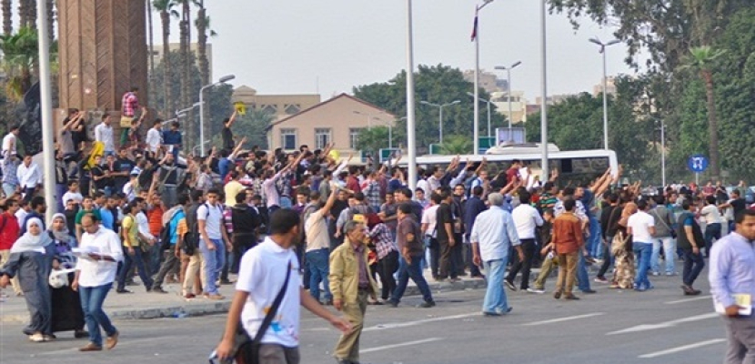 طلاب الإخوان يقطعون الطريق بمحيط جامعة القاهرة