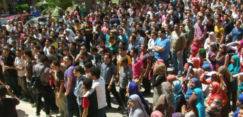 وقفة احتجاجية لطلاب القوى الثورية أمام القبة بجامعة القاهرة