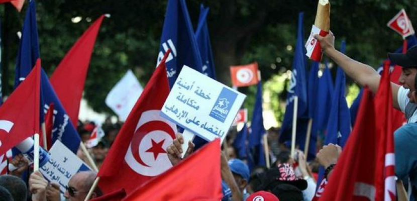 محتجون غاضبون يحرقون مقر نداء تونس فى مدينة تطاوين