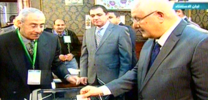 الرئيس منصور يدلي بصوته في الاستفتاء على الدستور ويدعو المصريين للمشاركة