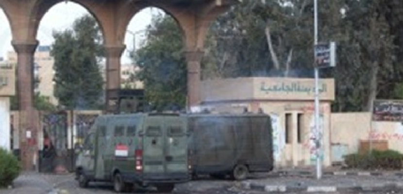 الأمن يغلق الطرق المؤدية للمدينة الجامعية للأزهر بسبب الاشتباكات مع طلاب الإخوان
