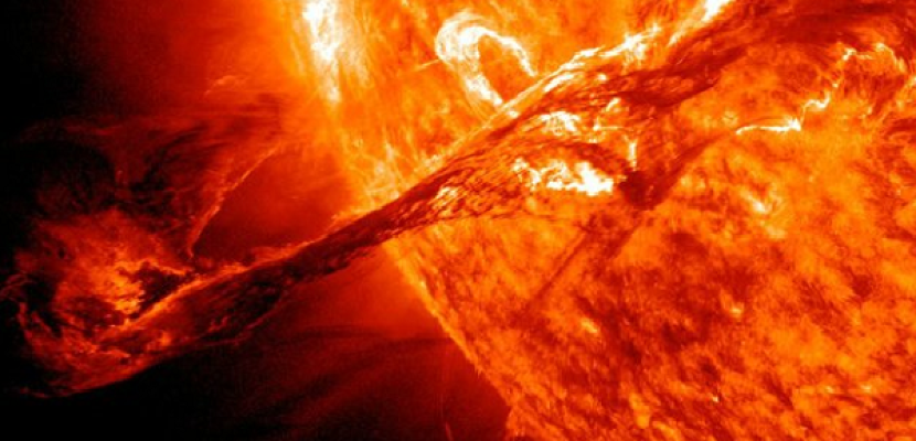 أول انفجار ضخم على سطح الشمس خلال العام الجديد