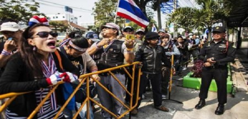 المتظاهرون التايلانديون يقيمون جدرانا أمام أبواب مقر الحكومة