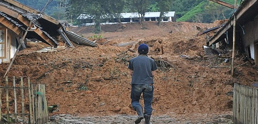 مقتل 5 وفقد 14 أخرين بهبوط أرضي بسبب الأمطار بإندونيسيا