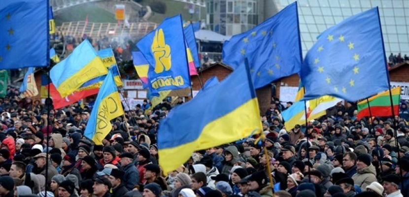 رغم رحيل الحكومة .. متظاهرو أوكرانيا يؤكدون بقائهم في الشارع لحين استقالة الرئيس