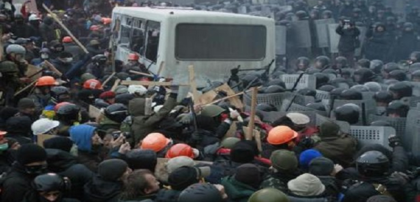 عشرات الآلاف يحتجون في أوكرانيا في تحد لقرار حظر المظاهرات