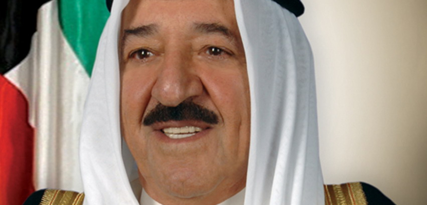 أمير الكويت يتسلم من وزير الصحة السابق موسوعة طبية تبرع الأمير لنشرها