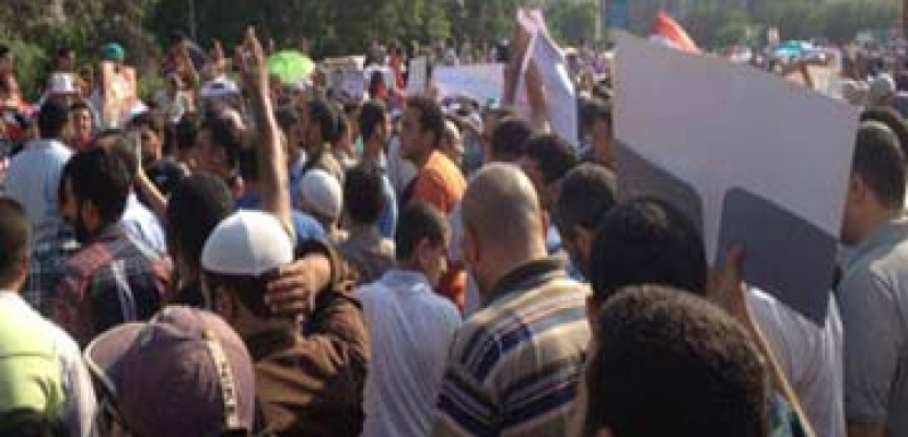 أهالى السويس يطاردون عناصر الإخوان الإرهابية لتفريق مظاهرتهم