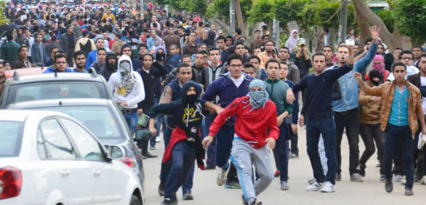 قوات الجيش والشرطة تقتحم جامعة المنصورة لفض مظاهرة لطلاب الإخوان