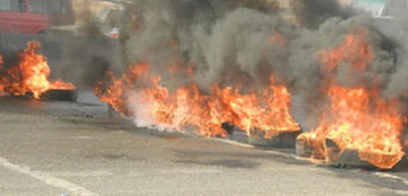 الاخوان يشعلون النيران فى اطارات السيارات بميدان جهينه بأكتوبر