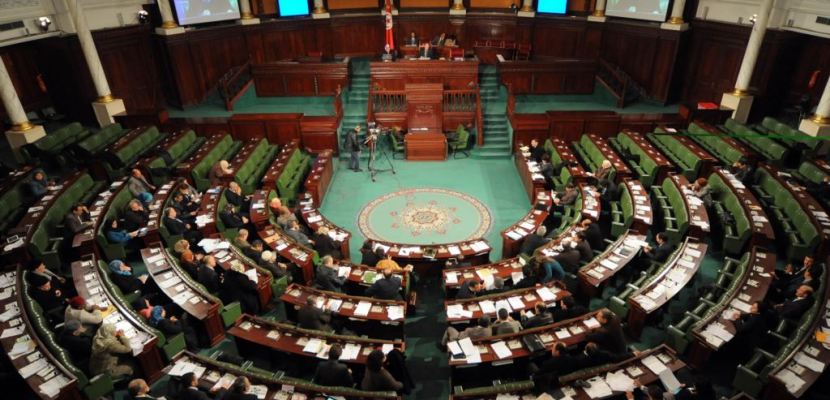 رؤساء الجمهورية والحكومة والبرلمان وقعوا دستور تونس الجديد
