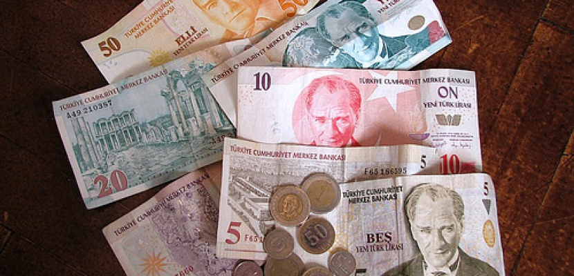 الليرة التركية عند ادنى مستوى أمام الدولار على خلفية قضية الفساد