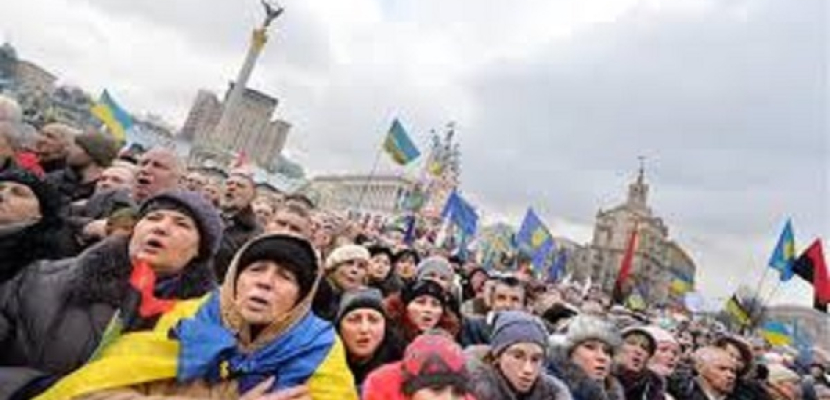 المتظاهرون في أوكرانيا يطالبون المتشددين بمغادرة مبنى وزاري يحتلونه