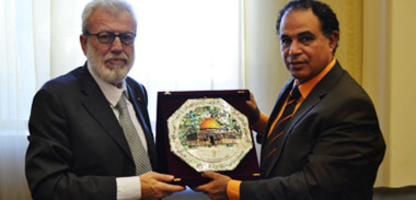 وزير الثقافة الفلسطينى يكرم أحمد مجاهد