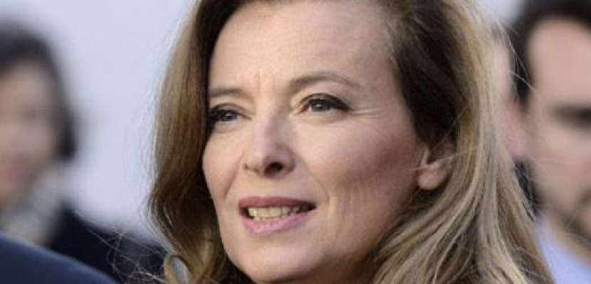 نقل سيدة ‫فرنسا‬ الأولى إلى المستشفى بعد أنباء عن علاقة ‫‏الرئيس أولاند‬ بممثلة