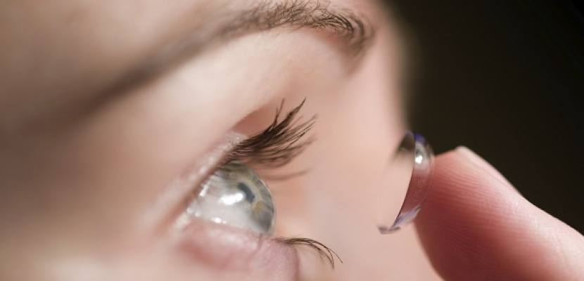 خبيرة تجميل تقدم أهم قواعد اختيار عدسات العين