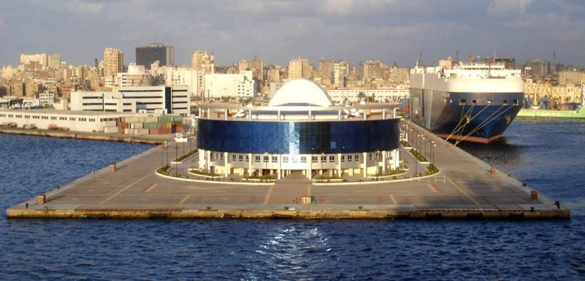 ميناء الإسكندرية يستقبل عبارة تحمل 206 سيارات