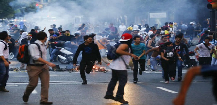 اشتباكات بين الشرطة الفنزويلية ومعارضين في “كاراكاس”