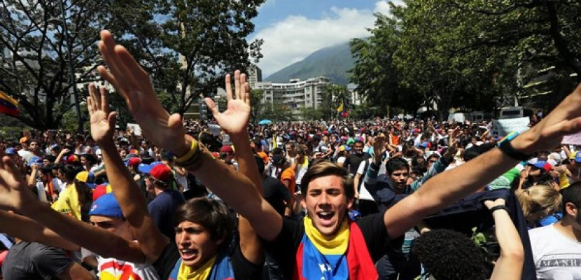 آلاف المحتجين في فنزويلا يسدون شوارع كراكاس بعد اعتقال زعيم المعارضة