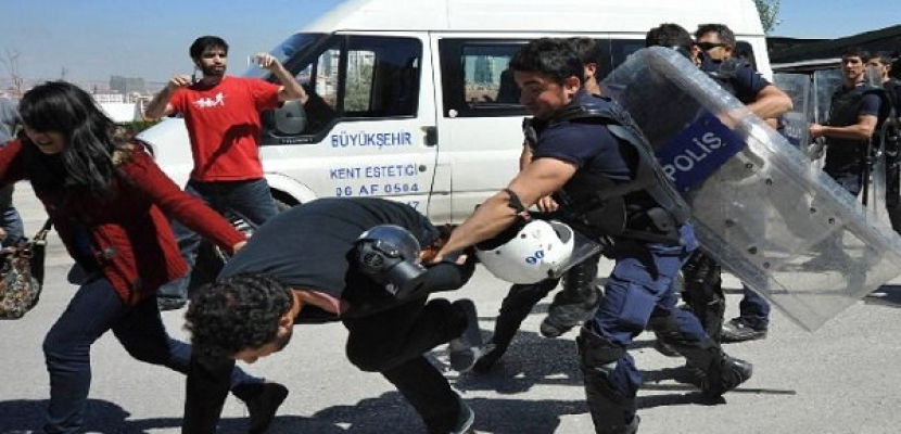 عناصر من الشرطة التركية ينفون ضرب متظاهر حتى الموت