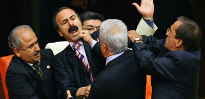 تشابك بالأيدي تحت قبة البرلمان التركي
