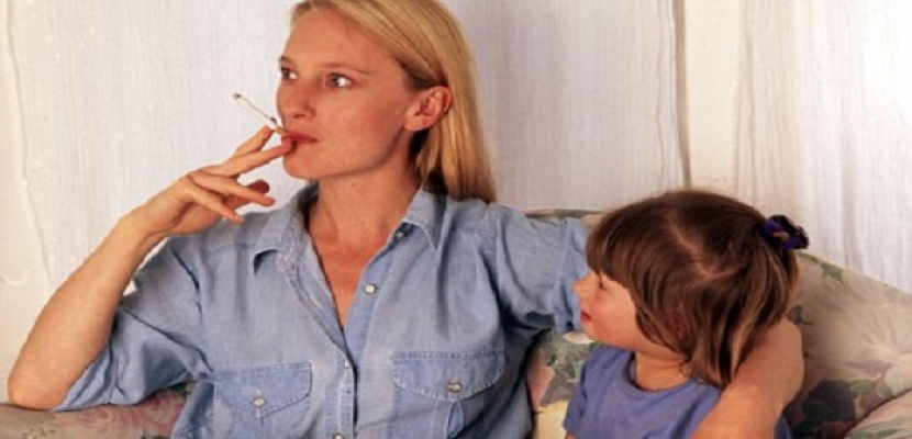 التدخين السلبى من أخطر مسببات أمراض الأطفال
