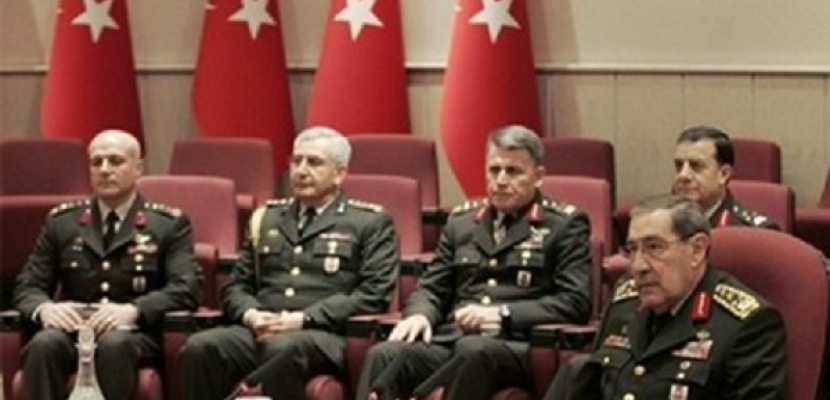 تركيا تقر تعديلات على القانون العسكري يتيح محاكمة رئيس الأركان وقادة الأفرع