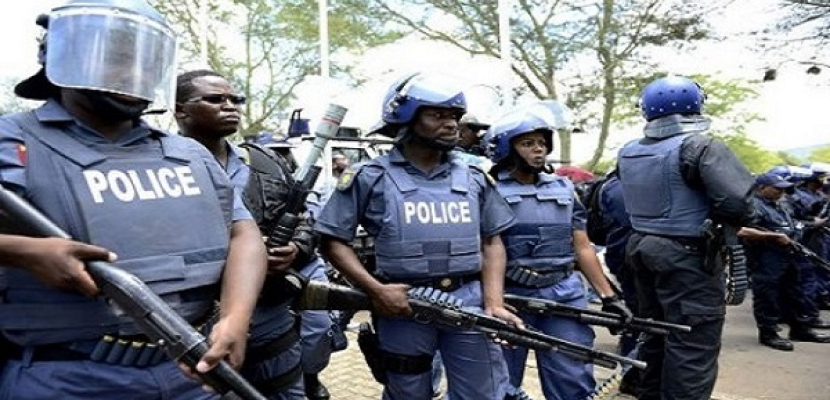 شرطة جنوب أفريقيا تشتبك مع أنصار الحزب الحاكم خلال مسيرة للمعارضة