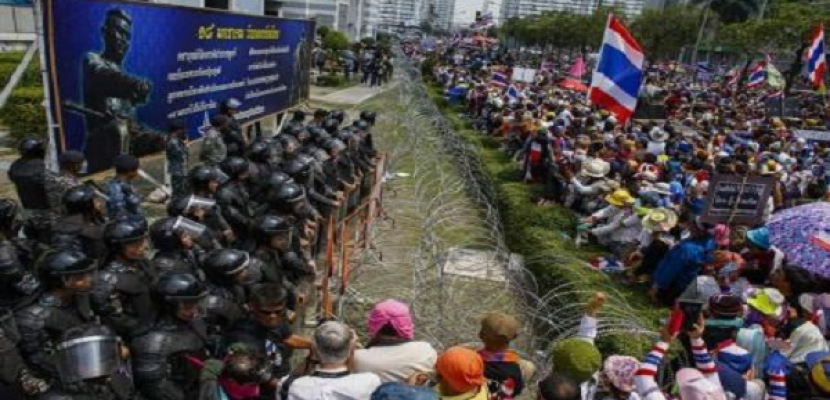 محتجون تايلانديون يحتشدون ضد رئيسة الوزراء بعد اشتباكات بانكوك