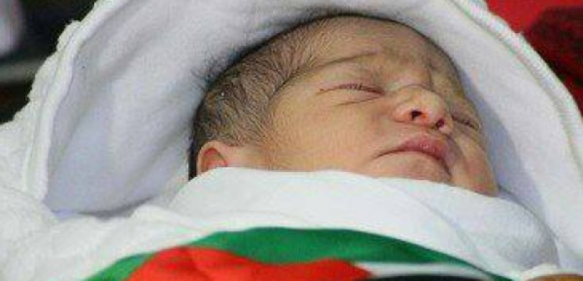 ولادة طفلة لأسير فلسطيني بعد تهريب نطفة من سجون الاحتلال لزوجته بالخليل