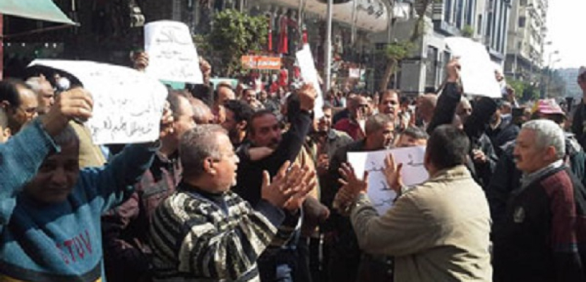 تظاهر عمال ميتا لكو للصناعات التعدينية أمام ماسبيرو