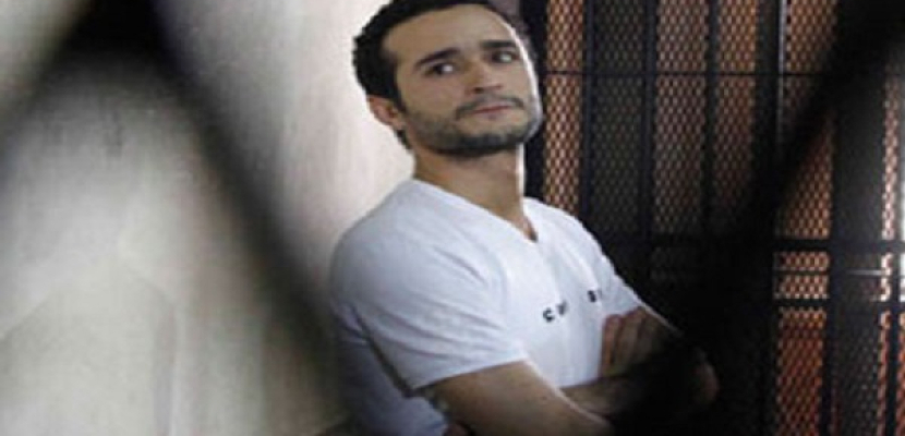 أحمد دومة وماهر ومحمد عادل يعلنون الإضراب عن الطعام