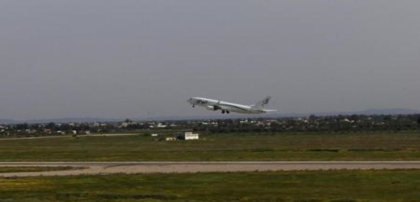 مصر وتونس توقفان الرحلات الجوية إلى ليبيا