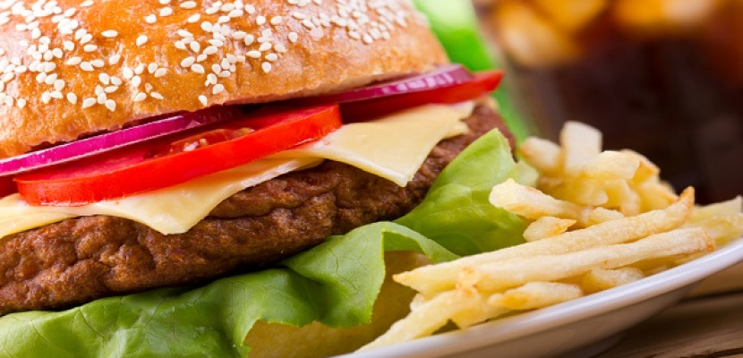 دراسة: القاطنون بجوار مطاعم الوجبات الجاهزة أكثر عرضة للسمنة