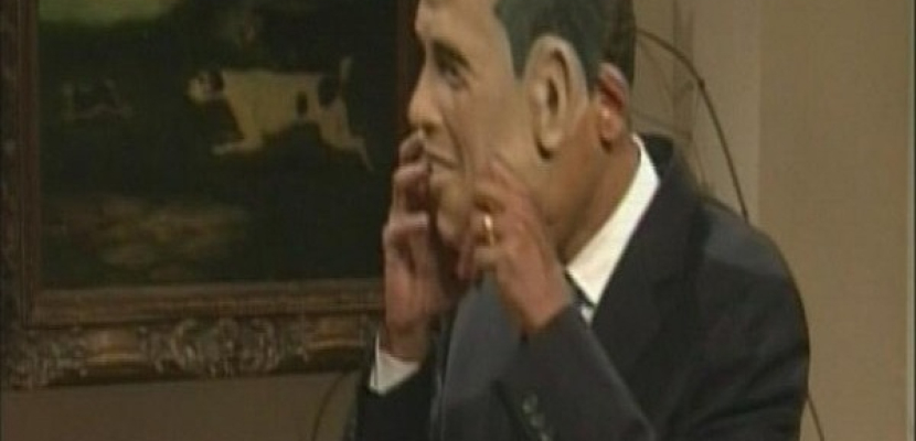 أوباما يرتدي قناع الرئيس في برنامج ساخر