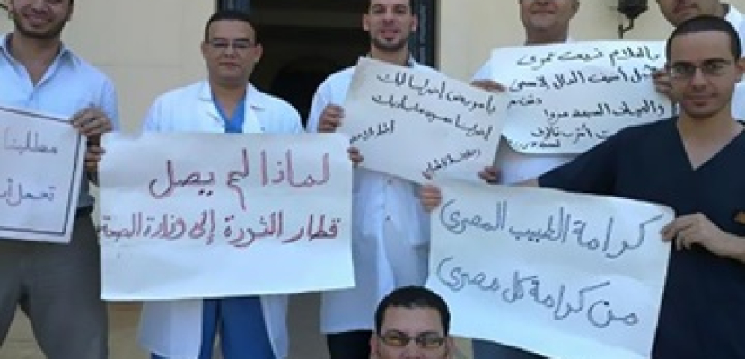 الأطباء والصيادلة يواصلون إضرابهم بالمستشفيات لليوم الخامس عشر