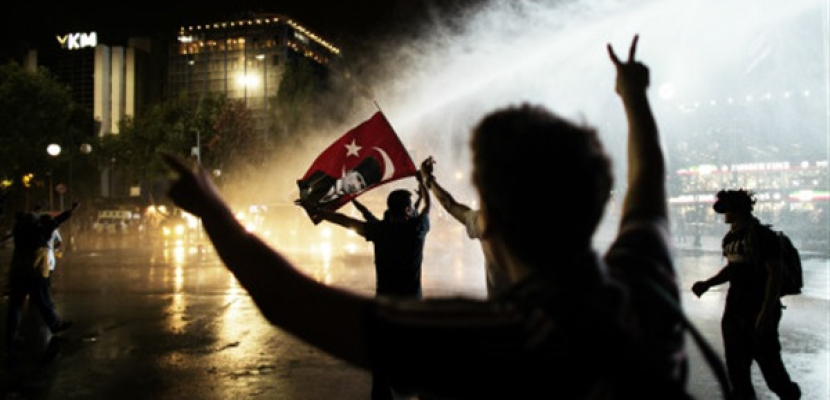 ميدان تقسيم ينتفض من جديد احتجاجًا على تنصيب أردوغان رئيسًا