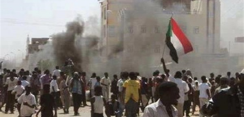 الشرطة السودانية تطلق الغاز المسيل للدموع على محتجين بعد جنازة طالب