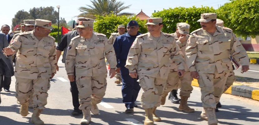 الفريق صدقى صبحى يتفقد عناصر الجيش والشرطة المدنية في سيناء