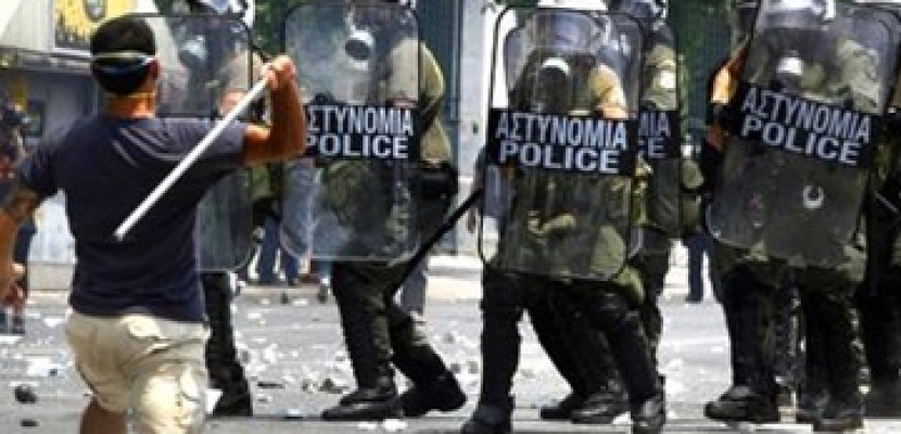 الشرطة اليونانية تحتجز 25 شخصًا فى مسيرة عنف بسبب كورونا